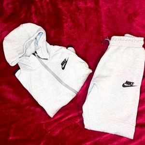 NIKE TRACKSUIT